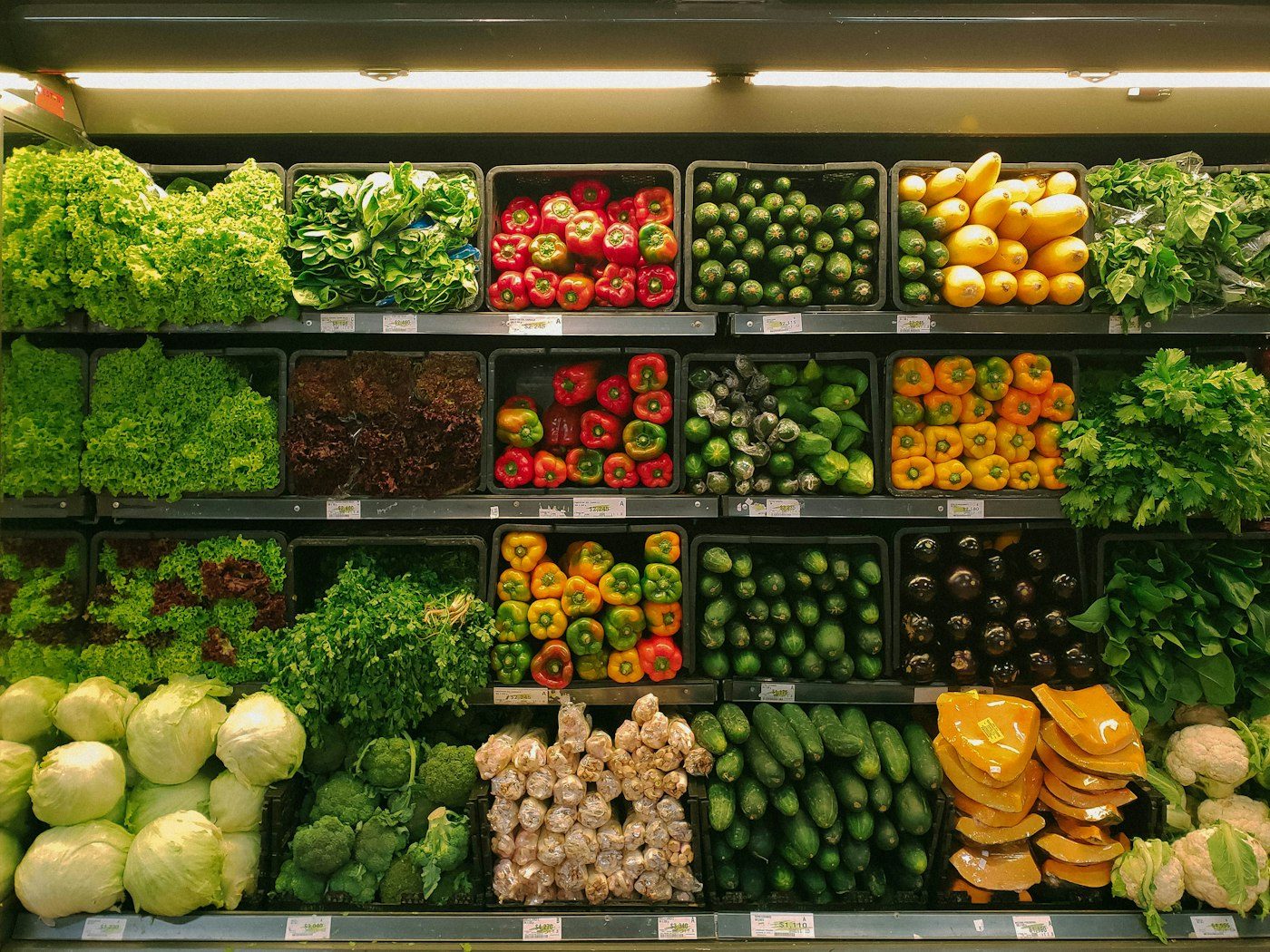 Prateleiras de hortifruti coloridas do mercado